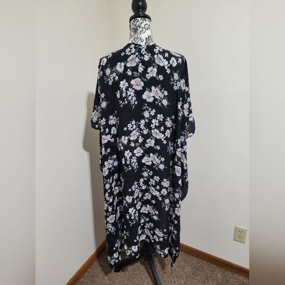 Torrid Black and White Gauze Duster Floral Kimono - Picture 6 of 8